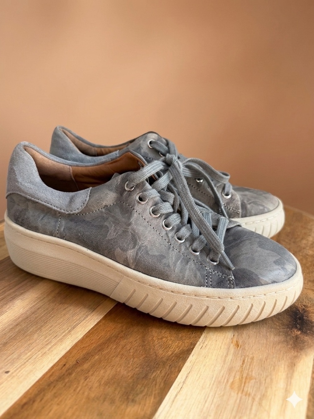 Sofft Gray Camo Leather Platform Sneakers Shoes Women's Size 7M Suede Trim